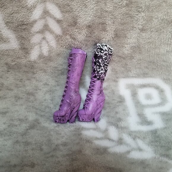 Ever After High Accessory Holly O'Hair Spring Unsprung Purple Floral Boots - Picture 2 of 5